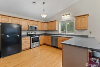 Kitchen w/ all Appliances and Eating Space