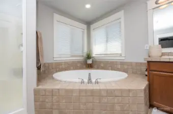 Do you enjoy time to soak? This 6' soaking tub welcomes you. Nice surrounding travertine tiles and backsplash for all your bath goodies