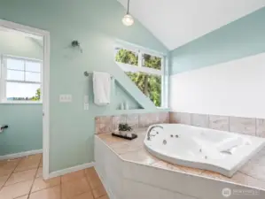 Primary Bathroom w/soaking tub