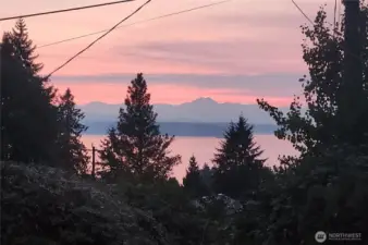 From the dining room, you can see the Puget Sound and the majestic outline of the Olympic mountains. Host dinner parties with this scenery as your backdrop!