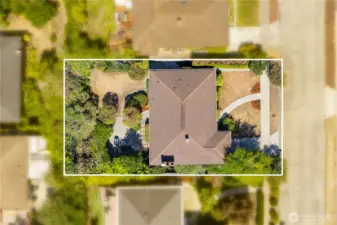 This bird’s eye view shows the ideal layout of the property, and the well-designed walkways.