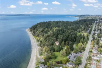 Just north of the Fauntleroy ferry dock is Lincoln Park, with bike trails, picnic shelters, playfields, and an outdoor heated saltwater pool and bathhouse. Enjoy a leisurely stroll on the pathway along the waterfront, or venture into any of the 4.6 miles of walking paths.