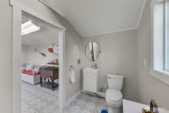 1/2 bath in pool house