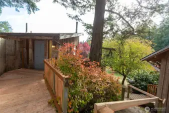 lUpper level access and stairs to front door