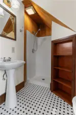 4th Bedroom en suite bathroom