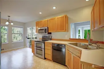 Cheerful, Large Kitchen w/ 3 Dining Areas~