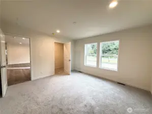 PRIMARY BEDROOM WITH WALKING CLOSET