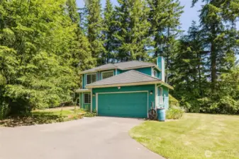 Spacious driveway with turn around