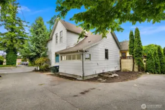 2 shared parking spots available in the back