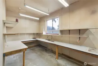 Garage w/shop, office or more storeage