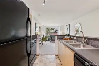 Whip up culinary masterpieces in this open kitchen, or take advantage of a number of fantastic nearby restaurants.