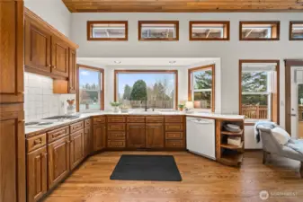 A wall of picturesque windows with beuatiful views and nautral light.