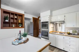 Stainless appliances, double ovens.