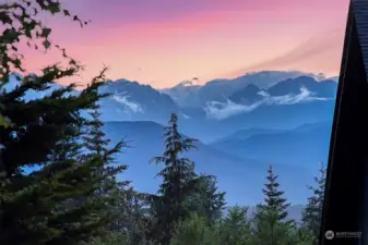 Meander through hidden pathways in the backyard, sit around the firepit, or relax in a lawn chair and enjoy the pink sunsets over the Olympic mountains.