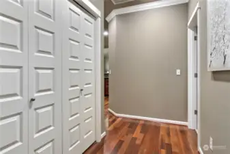 Laundry closet in hallway with hookups.