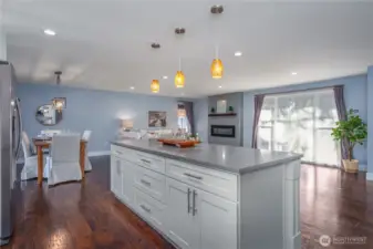 Another look at those stunning floor-to-ceiling windows.