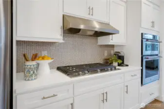 Together, these features create a bright, contemporary space perfect for cooking, gathering, and entertaining.