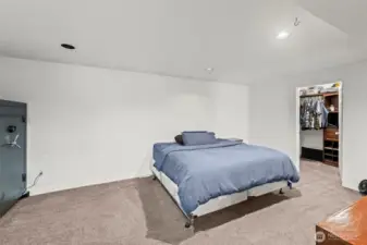 Large Extra room w/walk-in closet