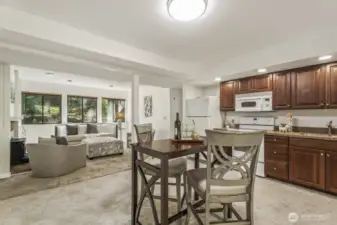 Full Kitchen with eating area