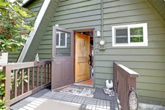 Camano Island Waterfront Cabin, one hour from the hustle and bustle from the city. Successful Airbnb/weekend getaway... Choice is yours!