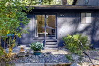 Japanese-style gardens (front and back).