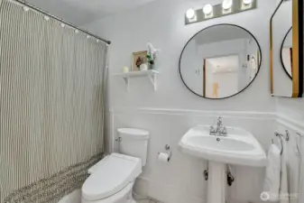 Upper level full bath.