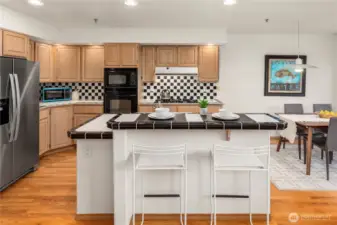 Kitchen w/island