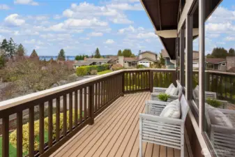 Front deck for sunset water+mountain views