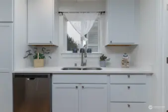 The white quartz counters are maintenance free and easy to keep clean.