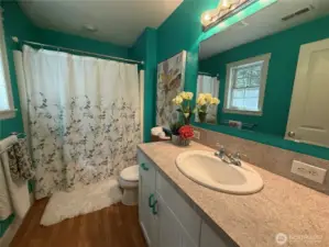 Upstairs full bathroom.