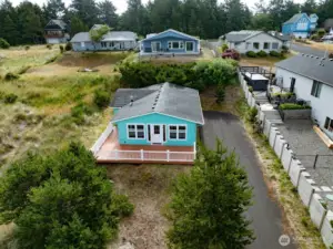 Bright, beachy cottage with spacious deck