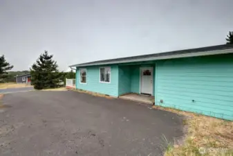 Spacious Driveway