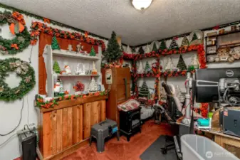 Bedroom 3/ craft room