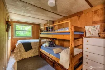 Bedroom with a queen and bunkbeds.