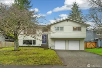 Welcome home to this warm and inviting 4 Bedroom, Bonus, Den/Office, 2.75 Bath home with an open, flowing floorplan in desirable Bothell's Thrashers Corner!
