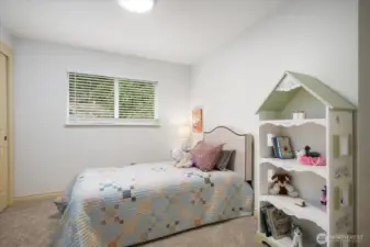 Spacious guest bedroom with brand new carpet and paint!