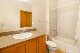 2nd bedroom's full bath.