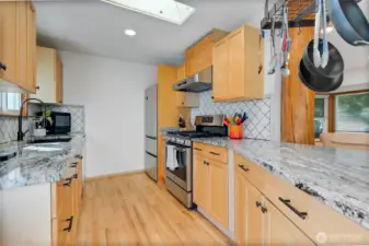 Bright Kitchen w/hardwoods