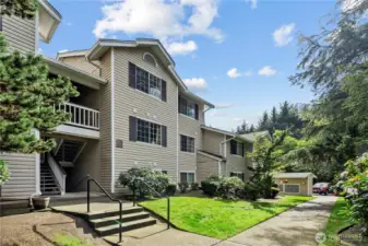 Cool, comfy and move-in ready. This central urban retreat is minutes to shopping, dining and entertainment hubs, yet nicely tucked away in a private, quiet and picturesque setting.