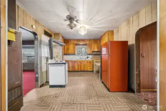 Open, user-friendly kitchen with an easy, functional layout.