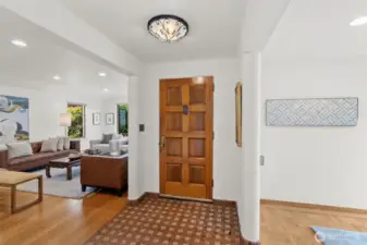 Foyer w/ living room on the left and dinning room on the right. Perfect layout for entertaining.