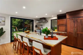 Expansive Island w/Seating for 6