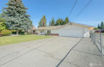 Ample parking space in this flat, paved driveway