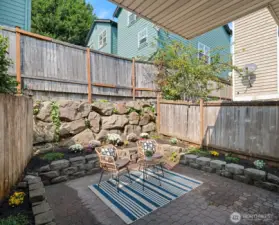 Private yard with fresh flowers, the perfect space to read, meditate or enjoy your morning coffee!