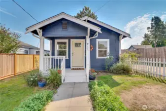 This inviting home welcomes you with timeless curb appeal, a cozy vibe, and thoughtful updates throughout—perfectly situated in the heart of downtown Sumner. Just a short stroll to shops, dining, and the commuter rail, it’s the ideal blend of warmth and convenience.