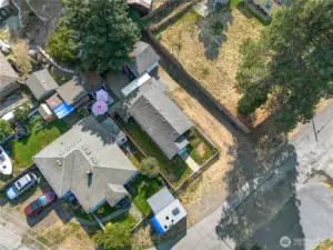 A bird’s-eye view showcases the fully-fenced yard, easy-care landscaping, and spacious driveway—all nestled in a friendly downtown Sumner neighborhood.