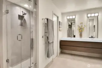 Luxurious Bath & Grand Walk-In Closet