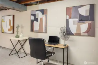 Extra room - possibly a home office?