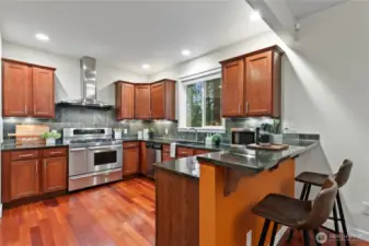 Kitchen with high-end finishes & appliances