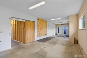 1 of 4 bays- tandem space for 2 vehicles